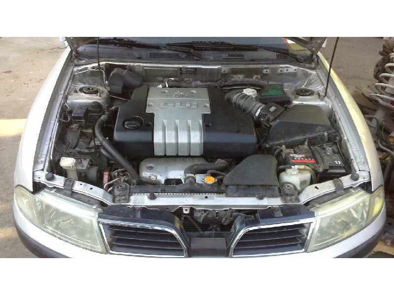 mitsubishi carisma berlina 5 (da0) del año 2000