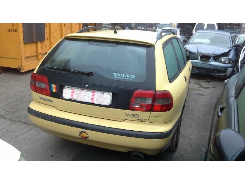 volvo v40 familiar del año 2000