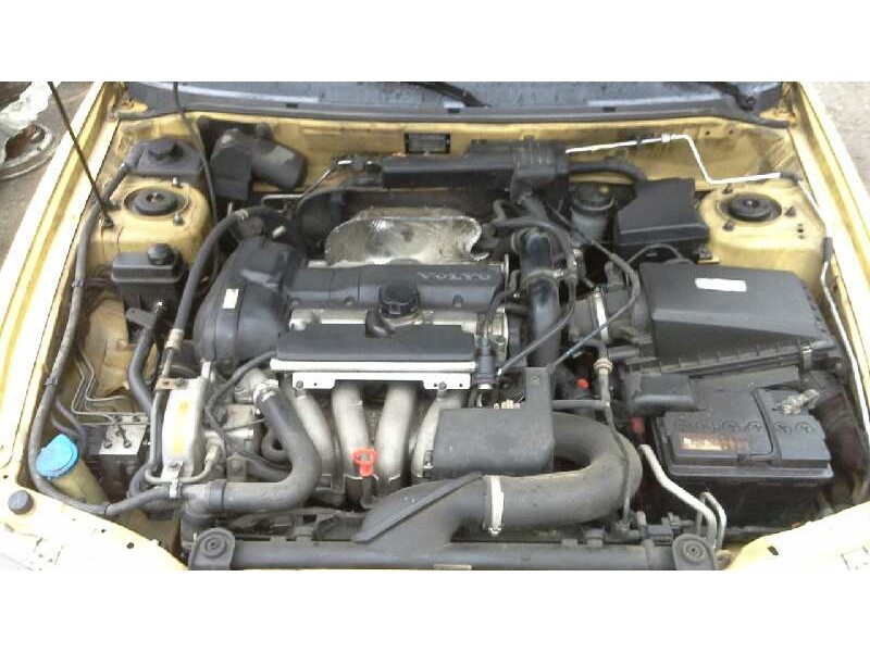 volvo v40 familiar del año 2000