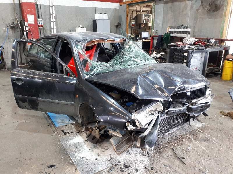 skoda octavia berlina (1u2) del año 2000