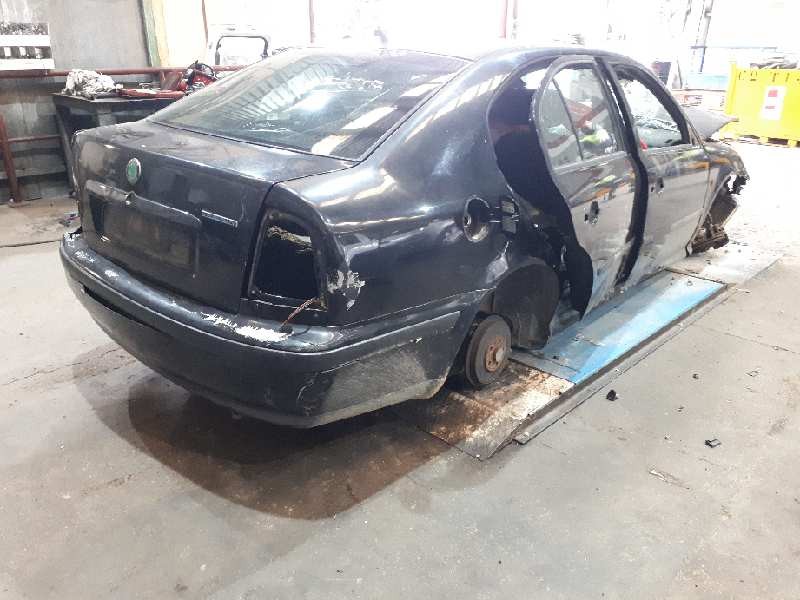 skoda octavia berlina (1u2) del año 2000