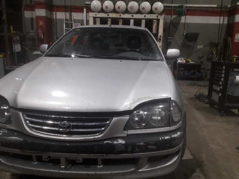 toyota avensis berlina (t 22) del año 2000