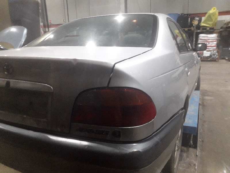 toyota avensis berlina (t 22) del año 2000