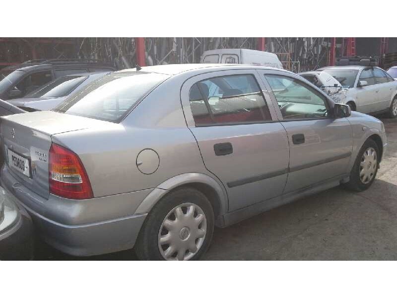 opel astra g berlina del año 2000