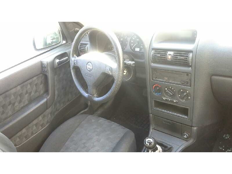 opel astra g berlina del año 2000
