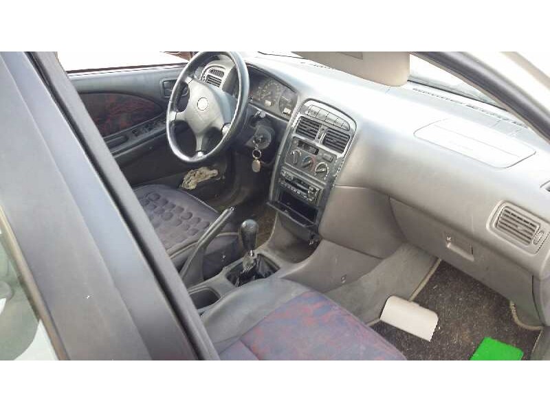 toyota avensis berlina (t 22) del año 1999