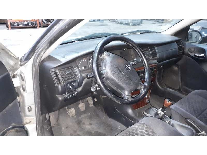 opel vectra b berlina del año 2000