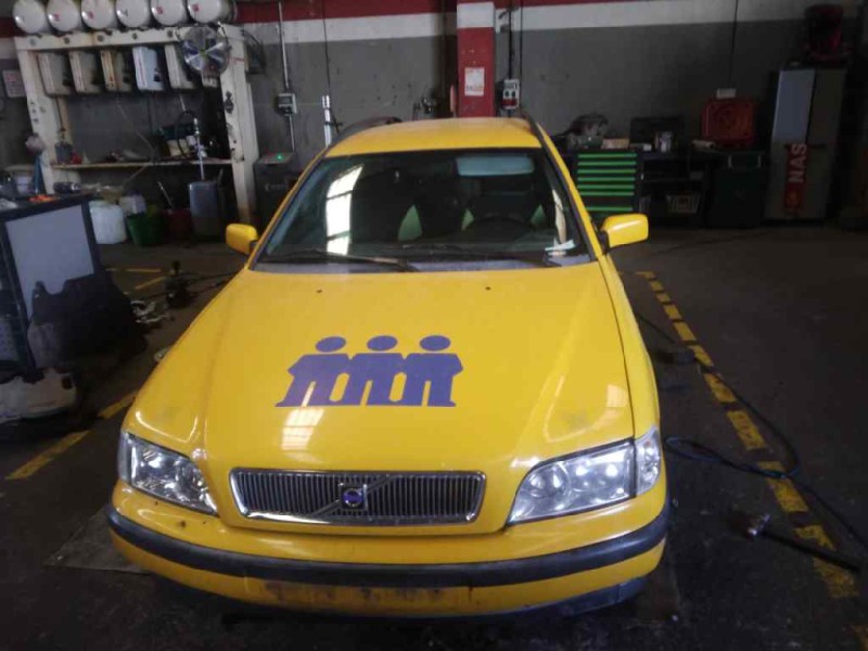 volvo v40 familiar del año 2000