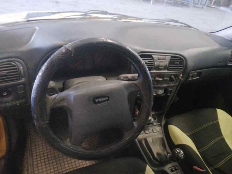 volvo v40 familiar del año 2000