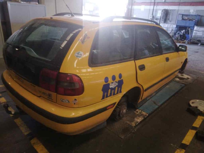 volvo v40 familiar del año 2000