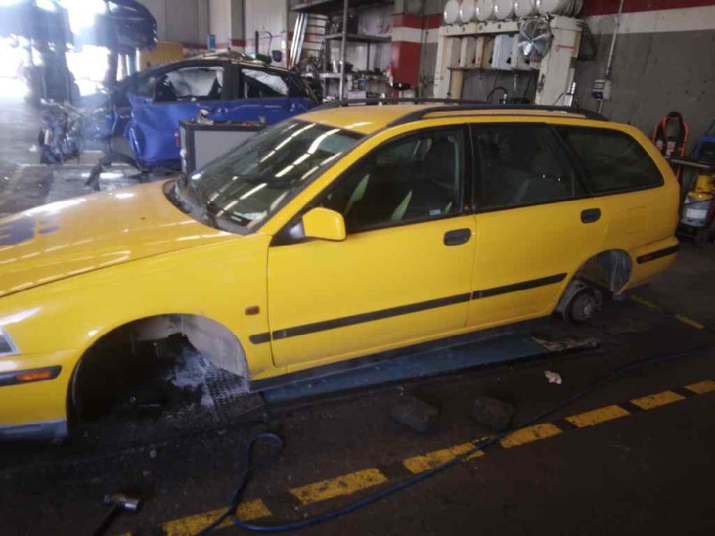 volvo v40 familiar del año 2000