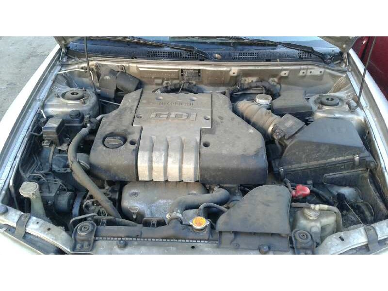 mitsubishi carisma berlina 4 (da0) del año 2000