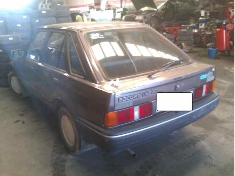 ford escort berlina del año 1988