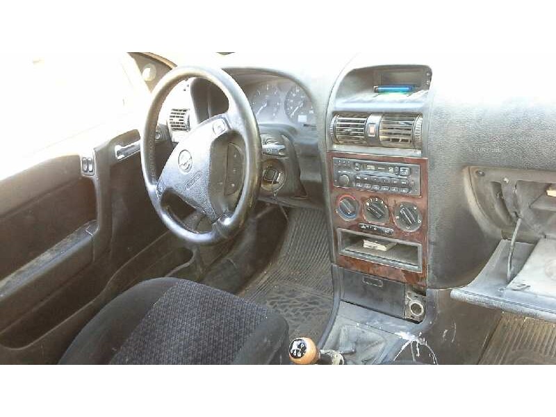 opel astra g berlina del año 2000