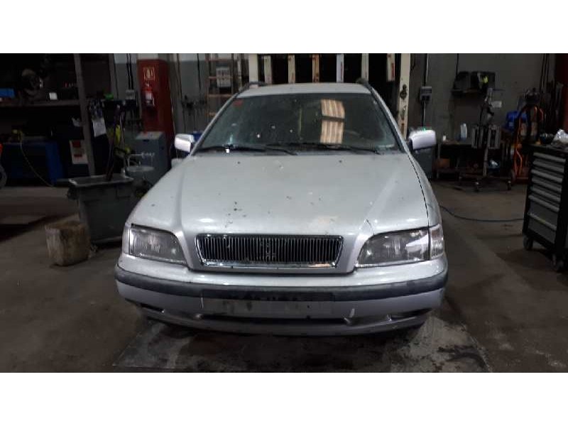 volvo v40 familiar del año 2000