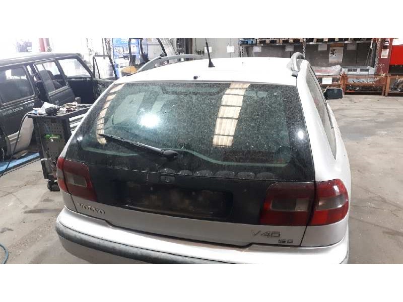 volvo v40 familiar del año 2000