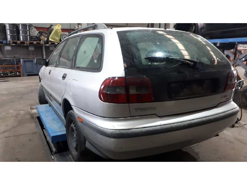 volvo v40 familiar del año 2000