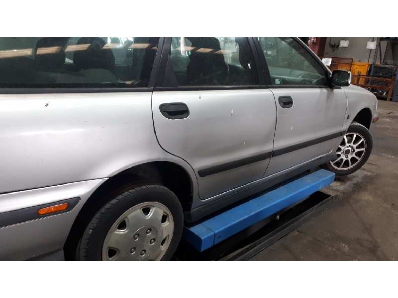 volvo v40 familiar del año 2000