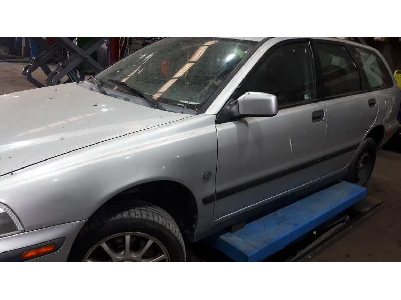 volvo v40 familiar del año 2000