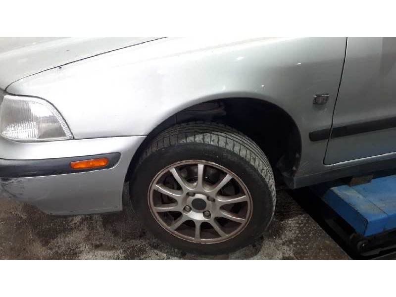 volvo v40 familiar del año 2000