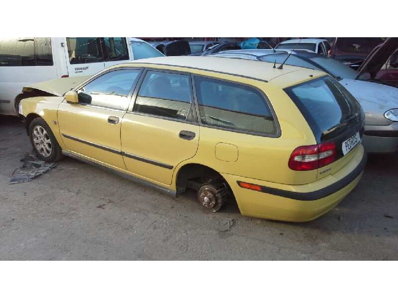 volvo v40 familiar del año 2000
