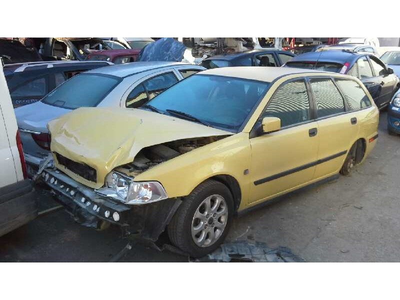 volvo v40 familiar del año 2000