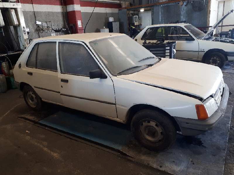 peugeot 205 berlina del año 1986