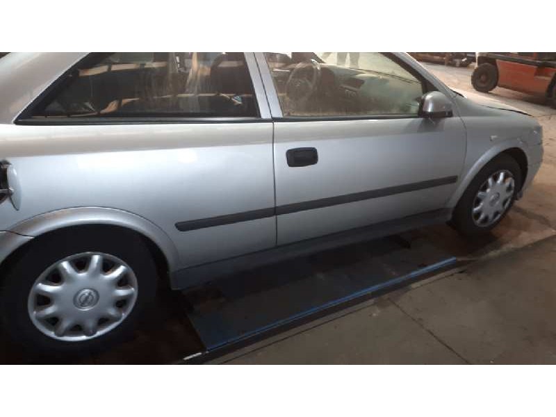 opel astra g berlina del año 2000