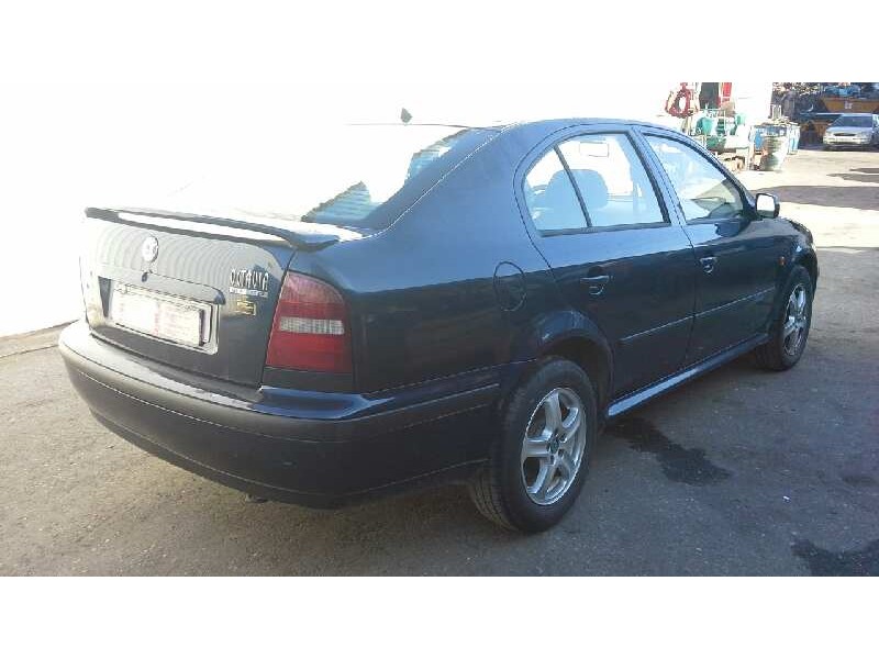 skoda octavia berlina (1u2) del año 2000