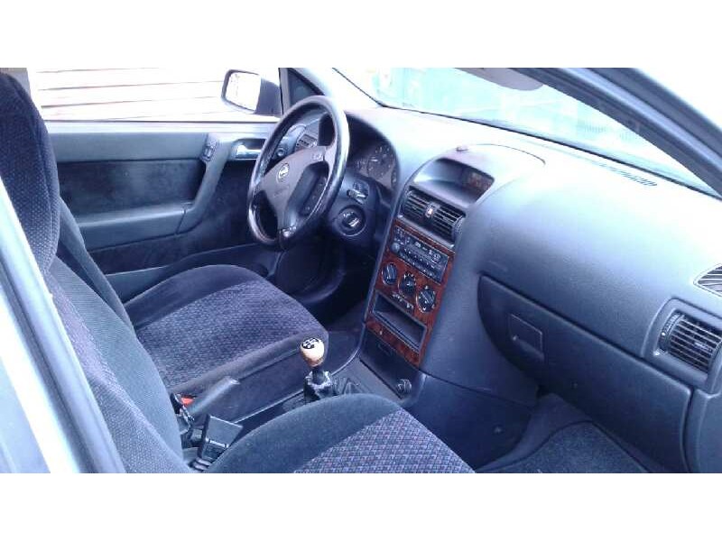 opel astra g berlina del año 2000