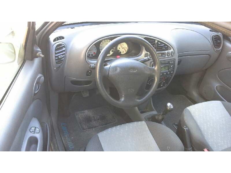 ford fiesta berlina (dx) del año 2000