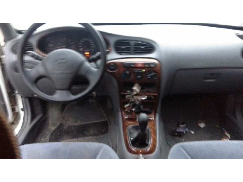 hyundai lantra berlina (rd) del año 2000