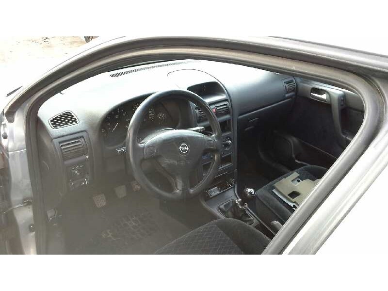 opel astra g berlina del año 2000