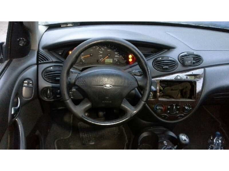ford focus berlina (cak) del año 2000