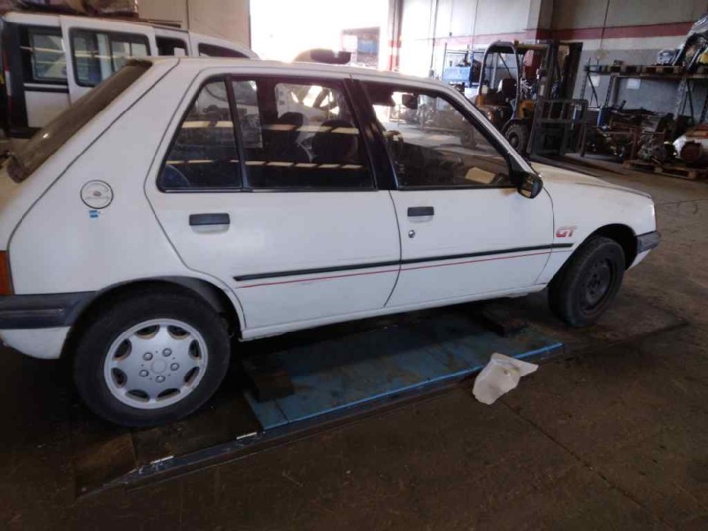 peugeot 205 berlina del año 1990