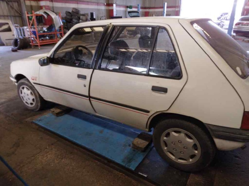 peugeot 205 berlina del año 1990