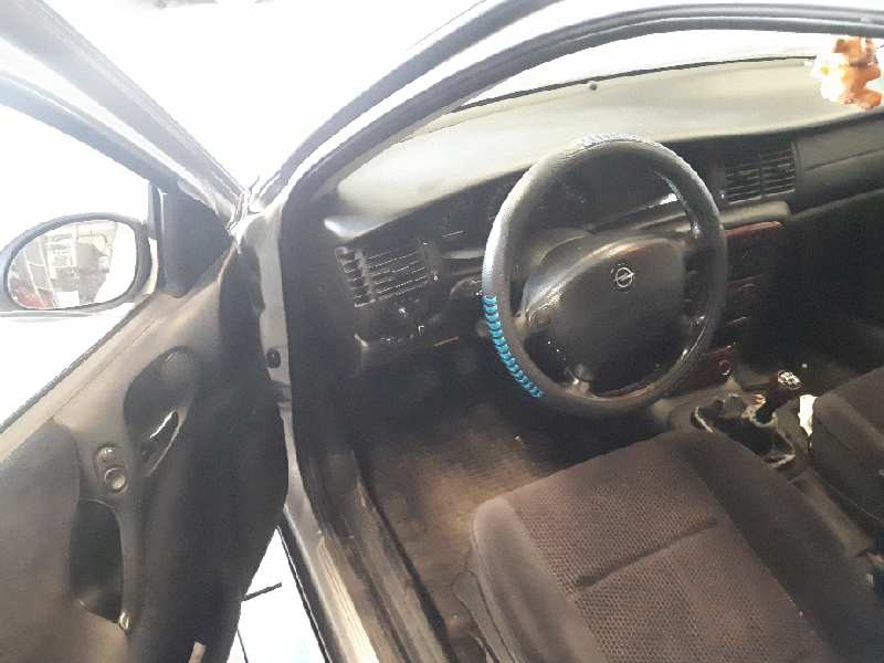 opel vectra b berlina del año 2000