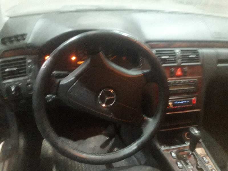mercedes-benz clase e (w210) berlina del año 1999