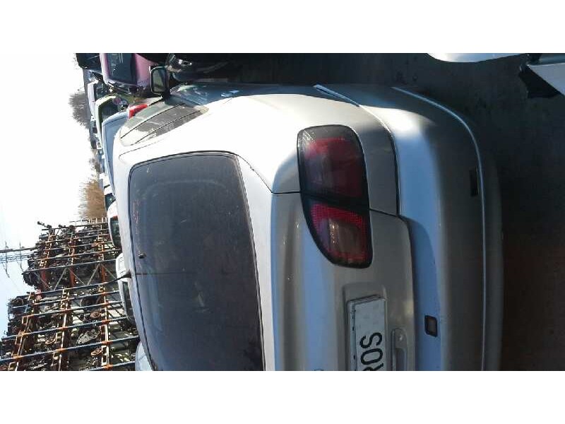 nissan primera berlina (p11) del año 2000