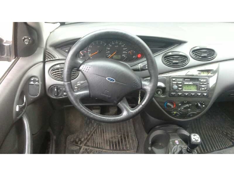 ford focus berlina (cak) del año 2000
