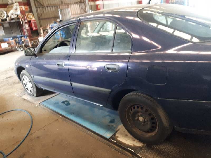 mitsubishi carisma berlina 4 (da0) del año 2000