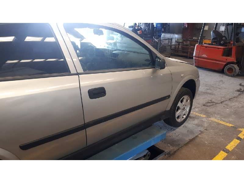 opel astra g berlina del año 2000