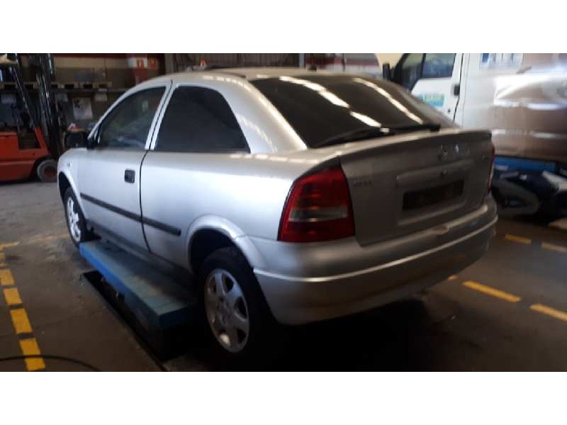 opel astra g berlina del año 2000