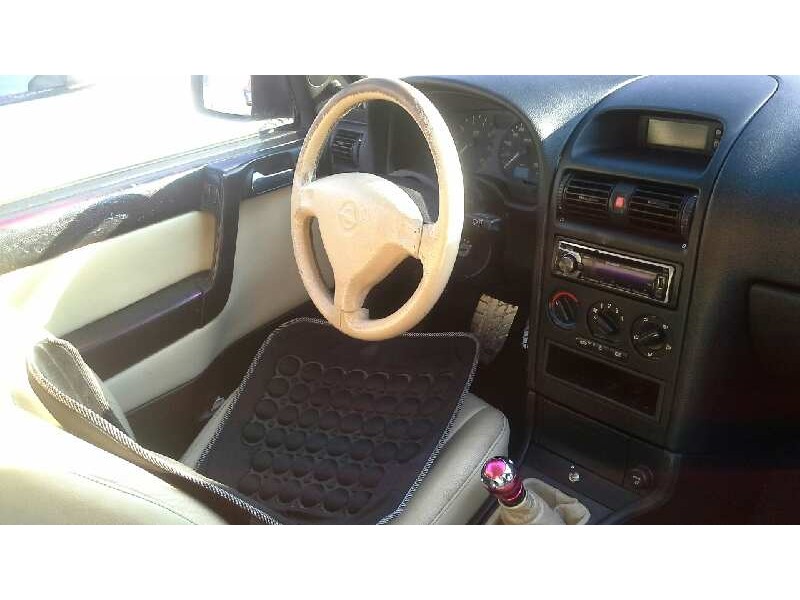 opel astra g berlina del año 2000