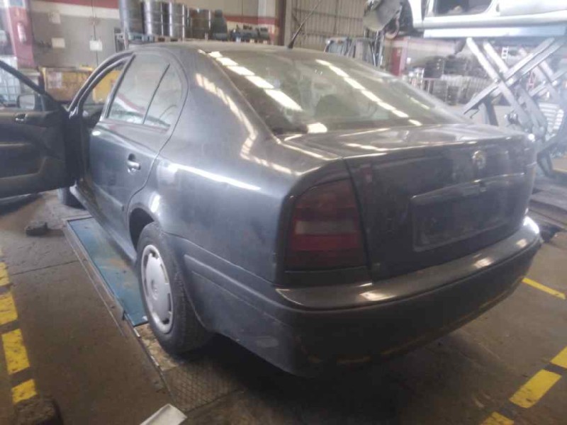skoda octavia berlina (1u2) del año 1998
