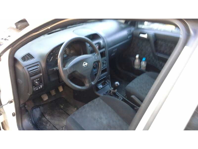 opel astra g berlina del año 2000