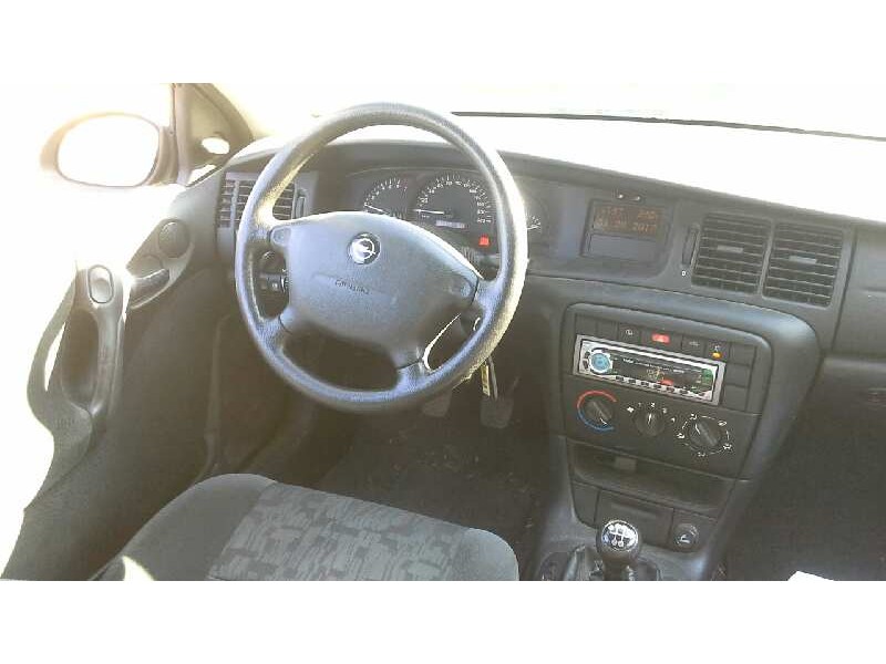 opel vectra b berlina del año 2000