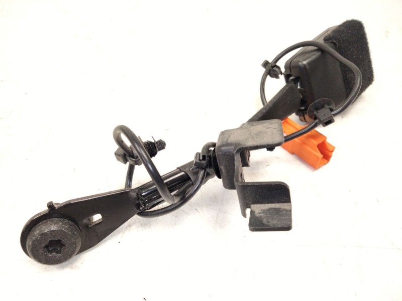 Recambio de enganche delantero izquierdo para land rover discovery sport (l550) 2.0 d referencia OEM IAM FK7261208AD  