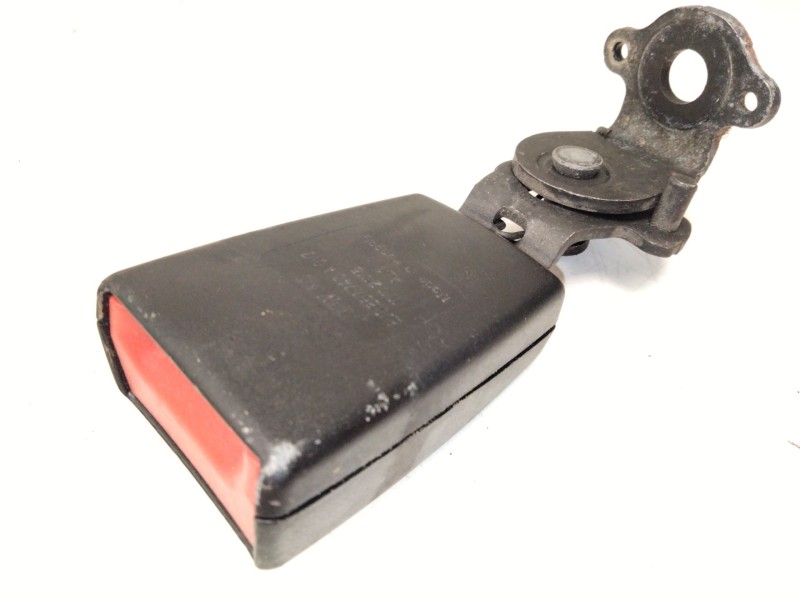 Recambio de enganche cinturon trasero derecho para volkswagen golf vii (5g1, bq1, be1, be2) 2.0 tdi referencia OEM IAM 8V0857740