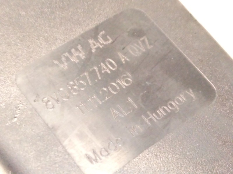 Recambio de enganche cinturon trasero derecho para volkswagen golf vii (5g1, bq1, be1, be2) 2.0 tdi referencia OEM IAM 8V0857740